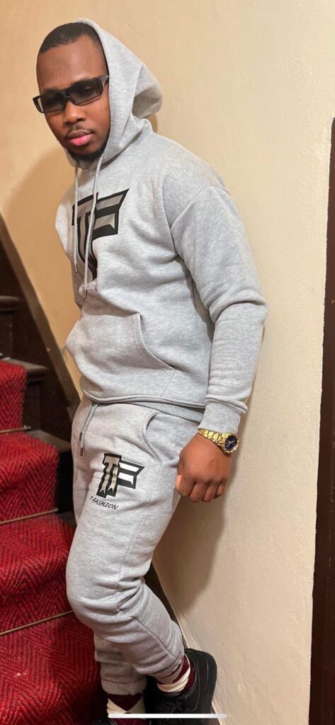 24. Pull complet de la Marque TF