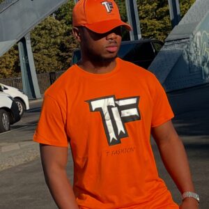 21. T-shirt -et casquette de la Marque TF