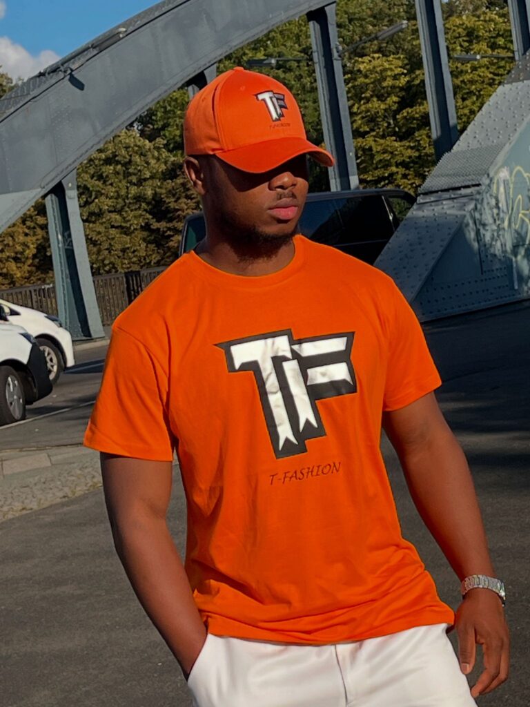 21. T-shirt -et casquette de la Marque TF