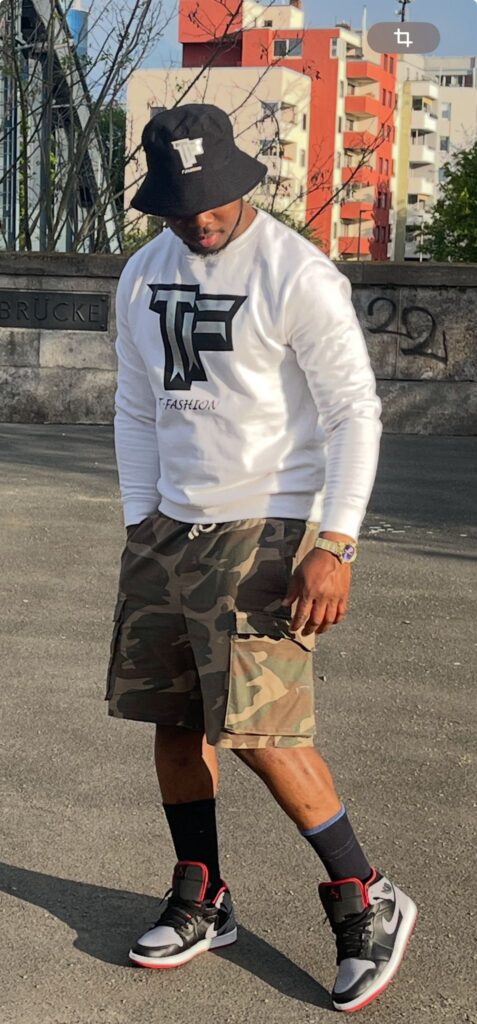 26. Pull sans Pantalon de la marque TF